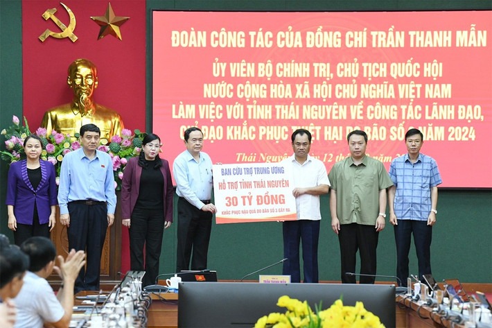 Chủ tịch Quốc hội trao 30 tỉ đồng hỗ trợ tỉnh Th&aacute;i Nguy&ecirc;n khắc phục hậu quả do b&atilde;o số 3- Ảnh 1.
