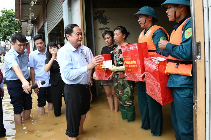 Chủ tịch Quốc hội trao 30 tỉ đồng hỗ trợ tỉnh Th&aacute;i Nguy&ecirc;n khắc phục hậu quả do b&atilde;o số 3- Ảnh 3.