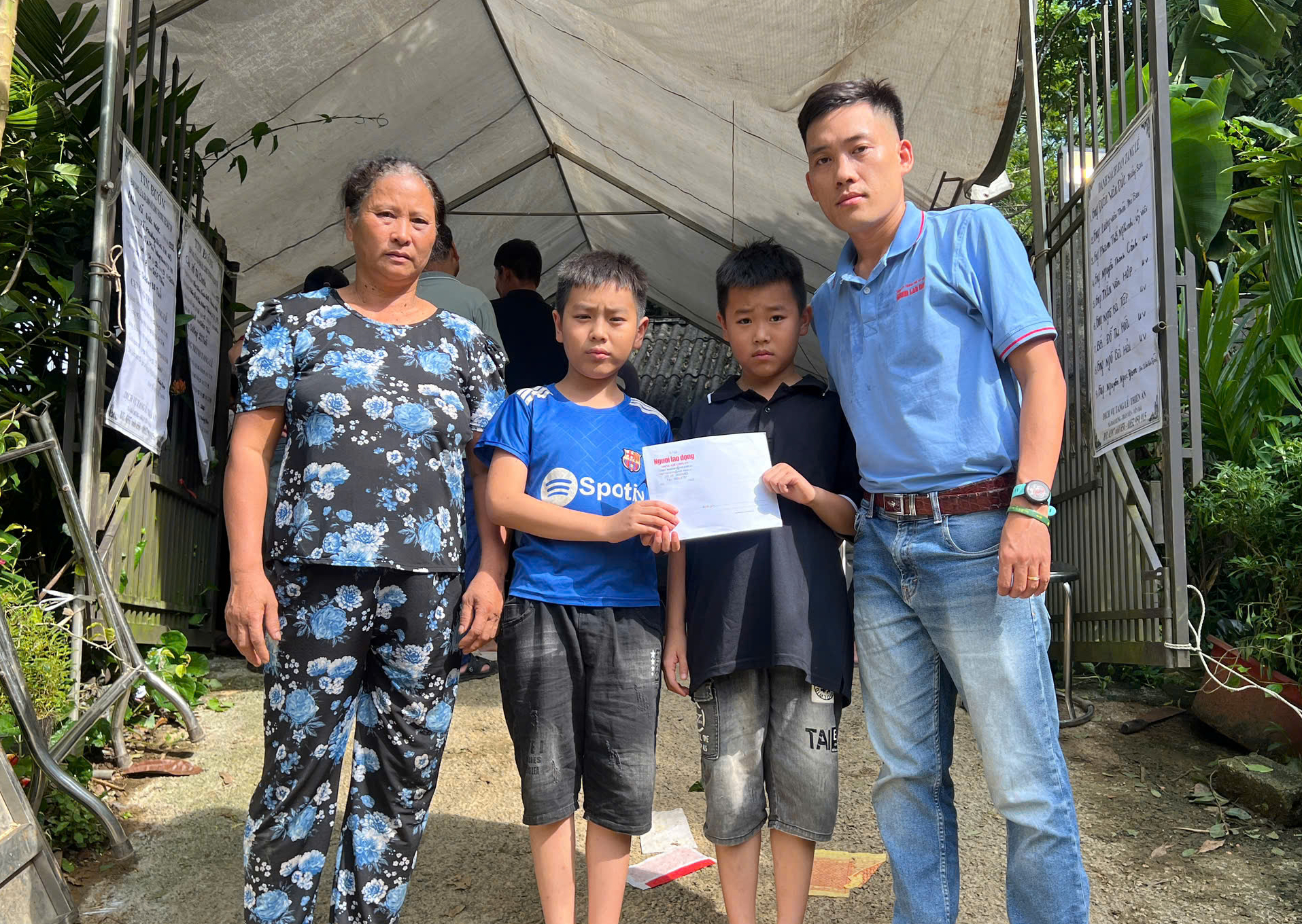B&aacute;o Người Lao Động trao 10 triệu đồng hỗ trợ 3 trẻ mồ c&ocirc;i cha mẹ sau mưa lũ tại Y&ecirc;n B&aacute;i- Ảnh 1.