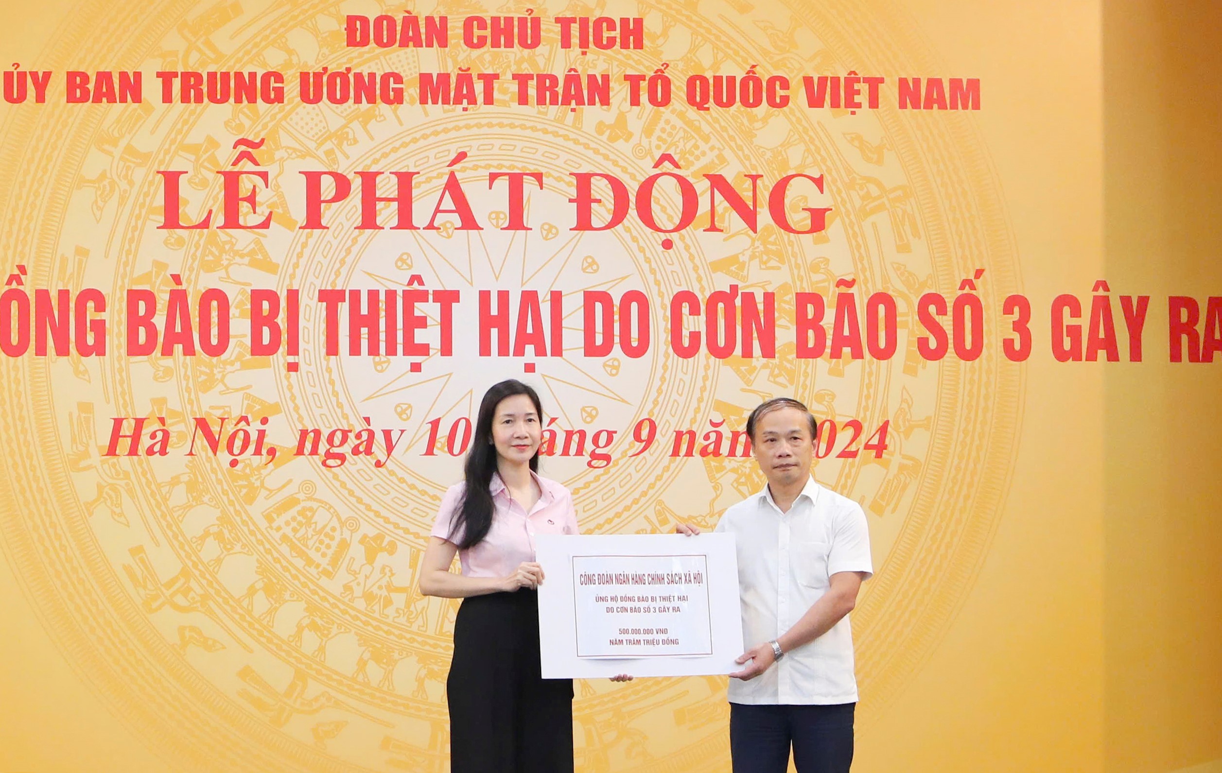 B&atilde;o chưa qua, tấm l&ograve;ng c&aacute;n bộ Sen hồng đ&atilde; tới- Ảnh 1.