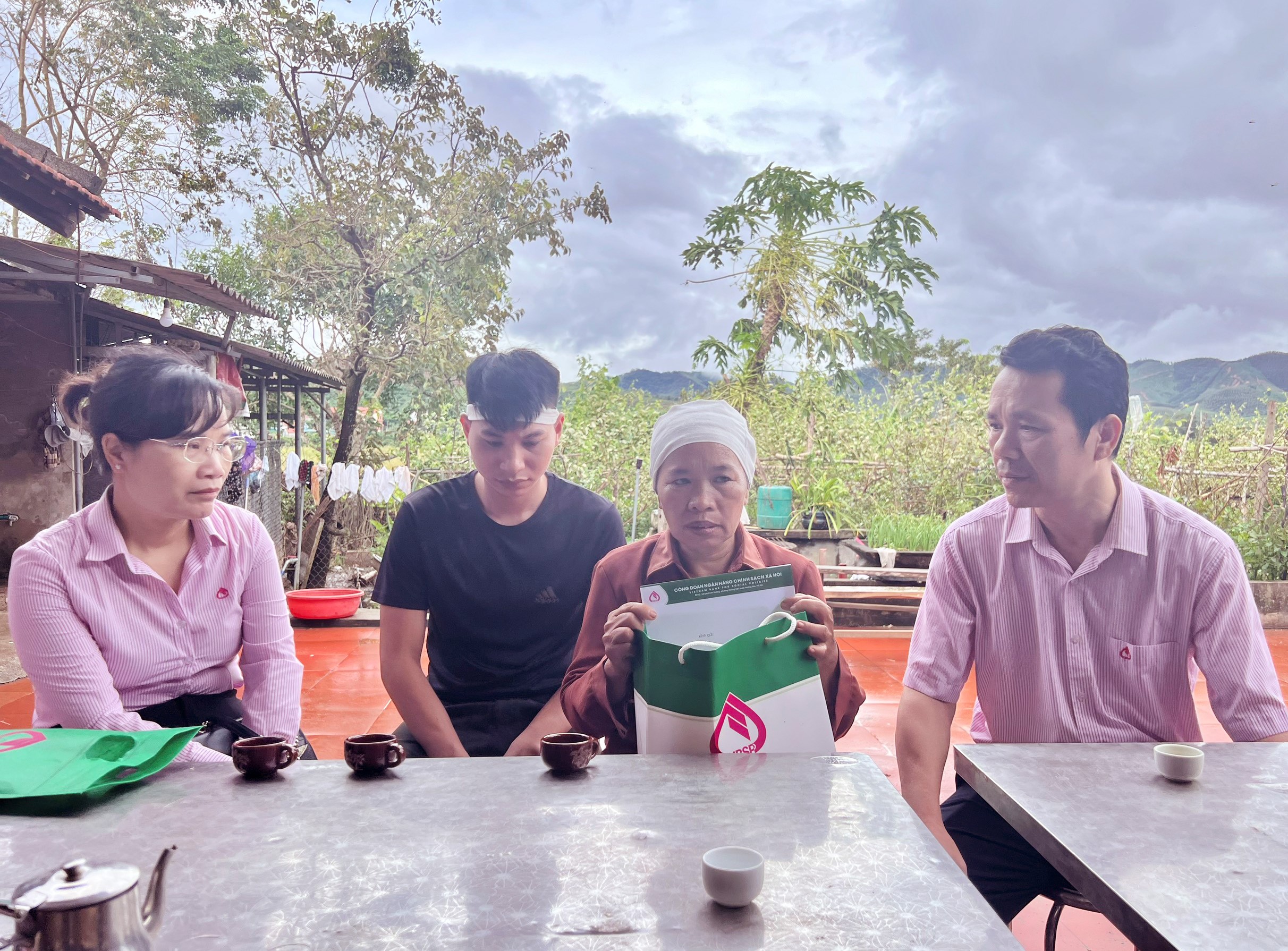 B&atilde;o chưa qua, tấm l&ograve;ng c&aacute;n bộ Sen hồng đ&atilde; tới- Ảnh 3.