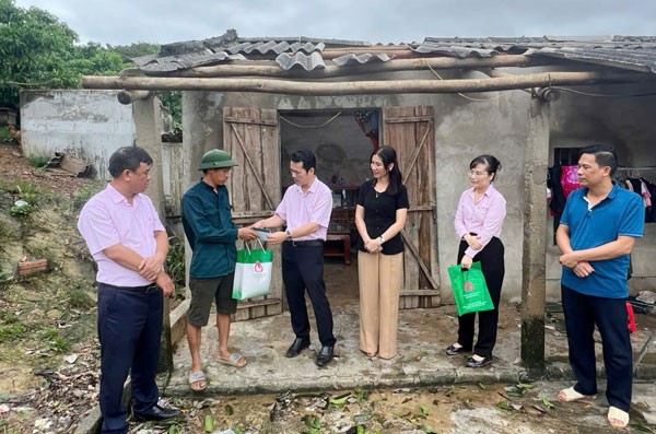 B&atilde;o chưa qua, tấm l&ograve;ng c&aacute;n bộ Sen hồng đ&atilde; tới- Ảnh 4.