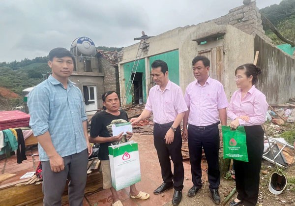B&atilde;o chưa qua, tấm l&ograve;ng c&aacute;n bộ Sen hồng đ&atilde; tới- Ảnh 5.