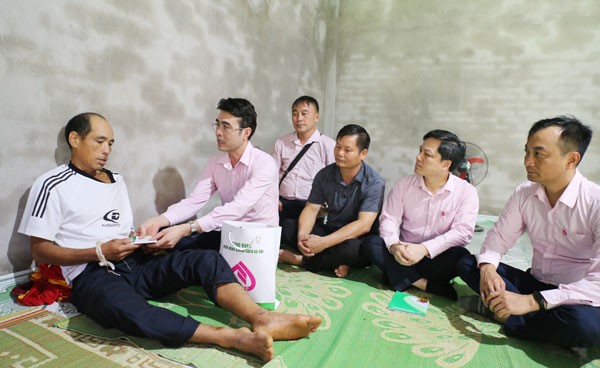 B&atilde;o chưa qua, tấm l&ograve;ng c&aacute;n bộ Sen hồng đ&atilde; tới- Ảnh 6.