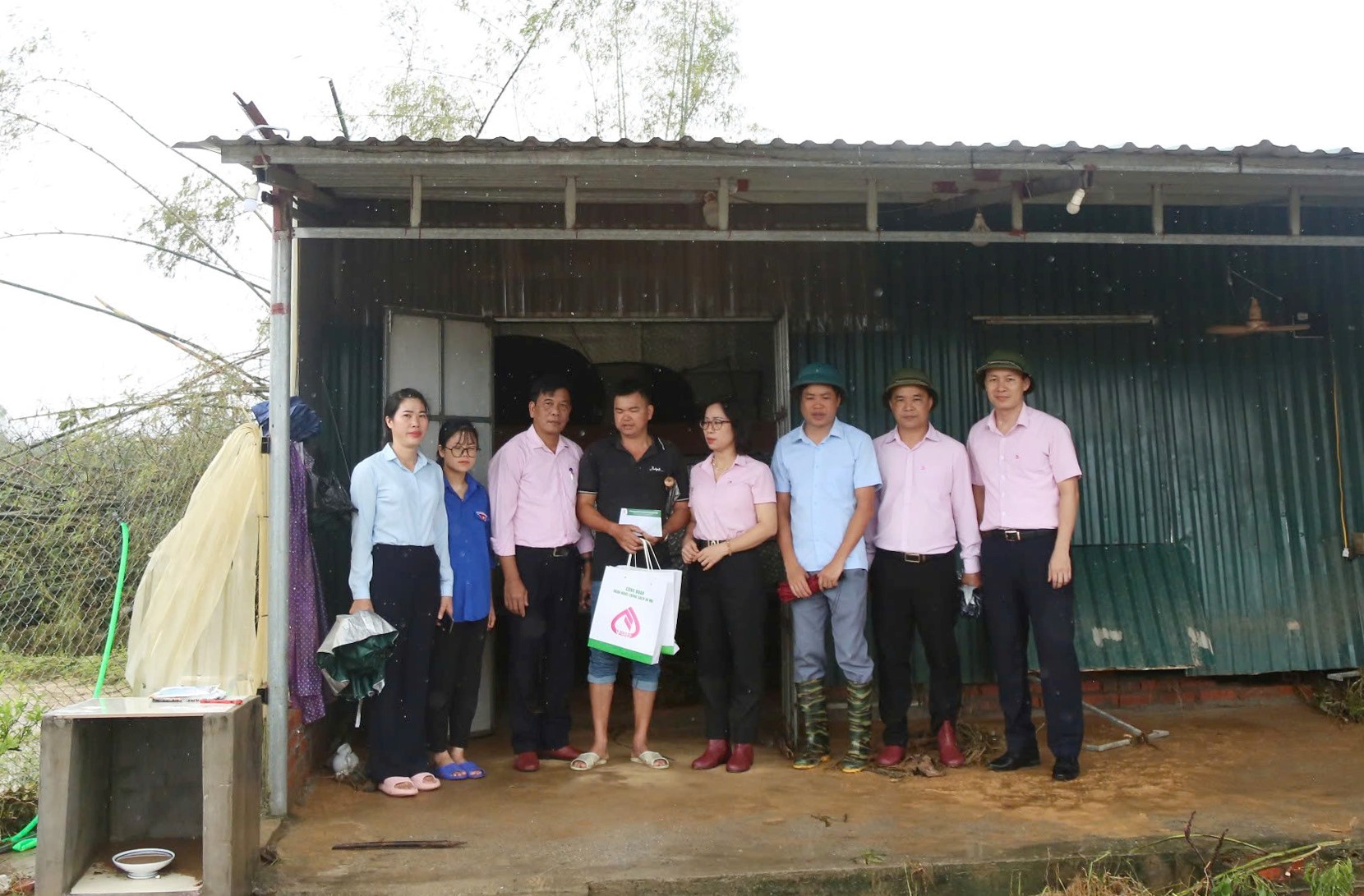 B&atilde;o chưa qua, tấm l&ograve;ng c&aacute;n bộ Sen hồng đ&atilde; tới- Ảnh 8.