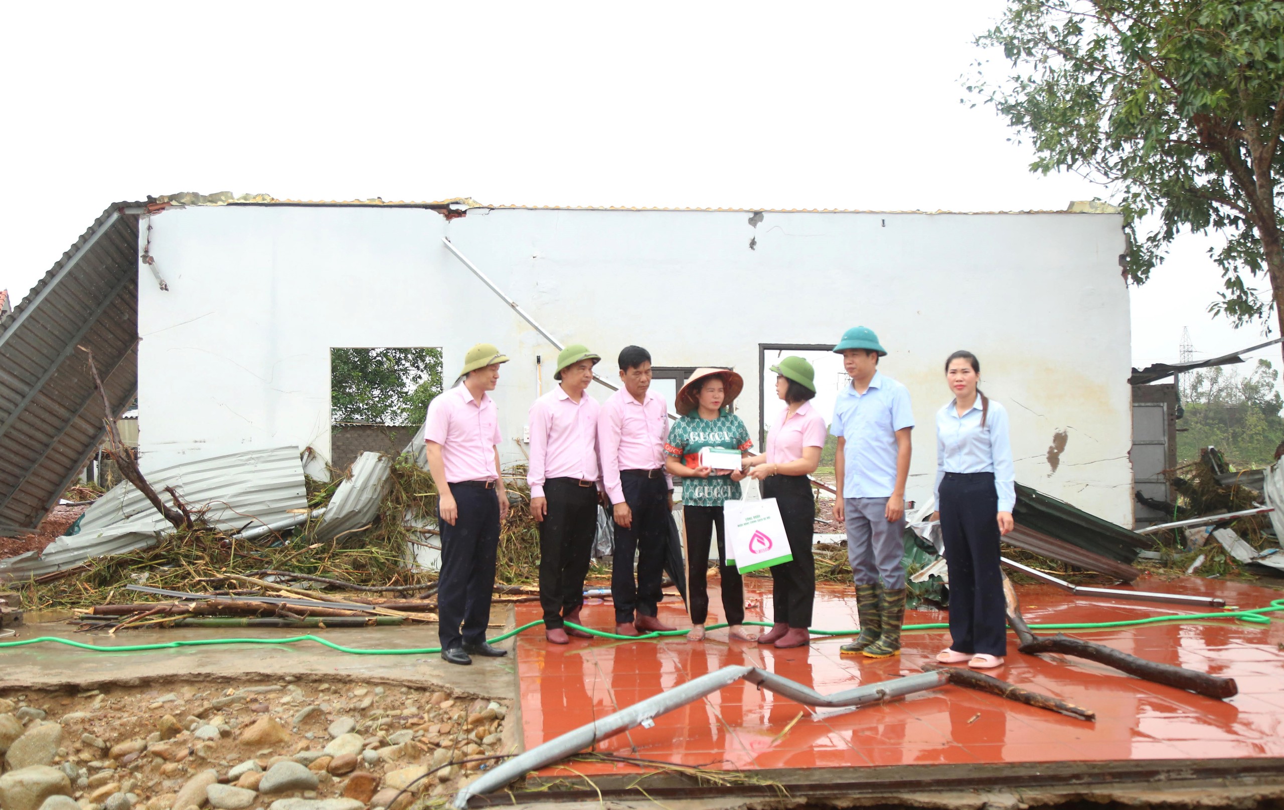 B&atilde;o chưa qua, tấm l&ograve;ng c&aacute;n bộ Sen hồng đ&atilde; tới- Ảnh 9.