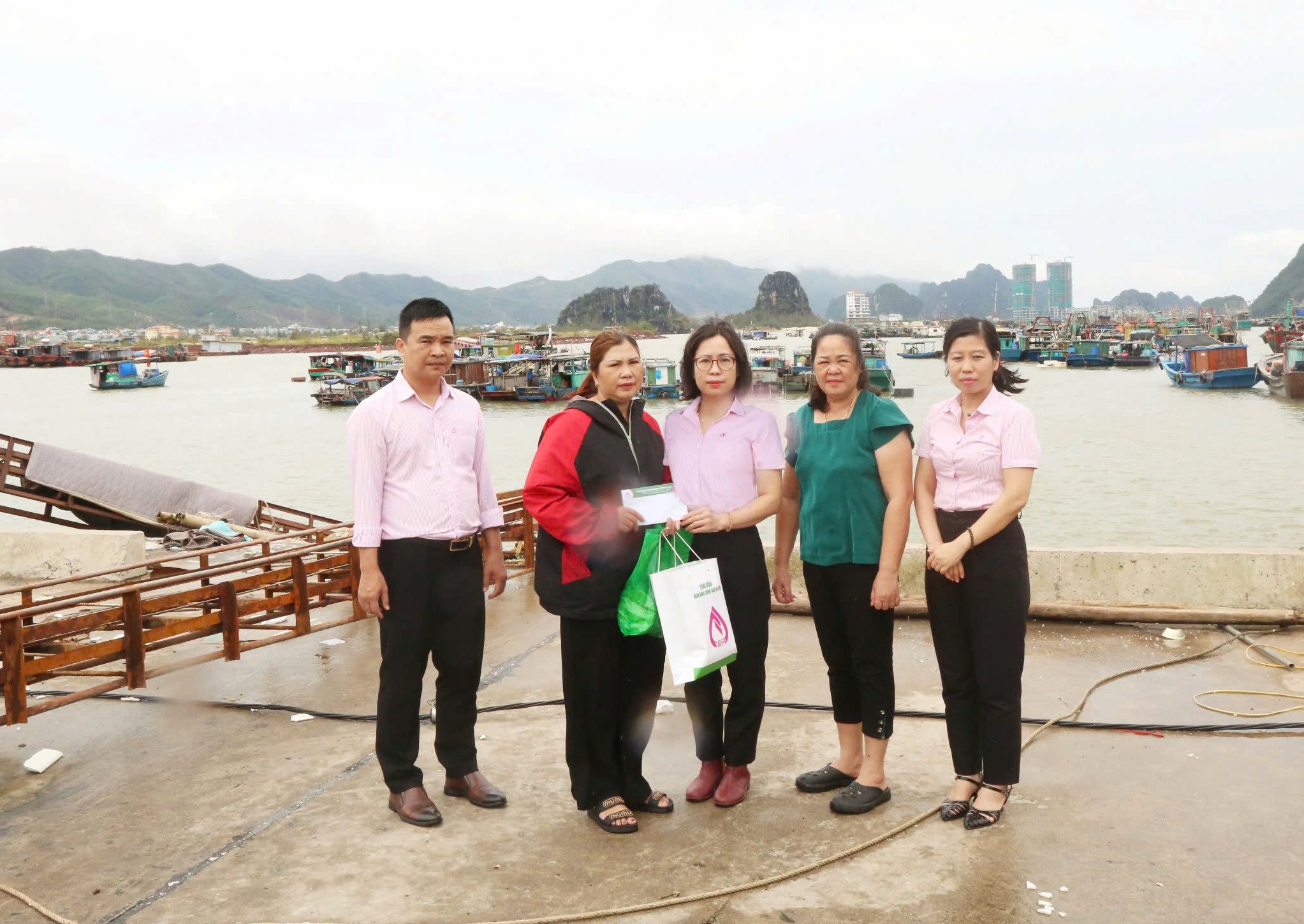 B&atilde;o chưa qua, tấm l&ograve;ng c&aacute;n bộ Sen hồng đ&atilde; tới- Ảnh 10.