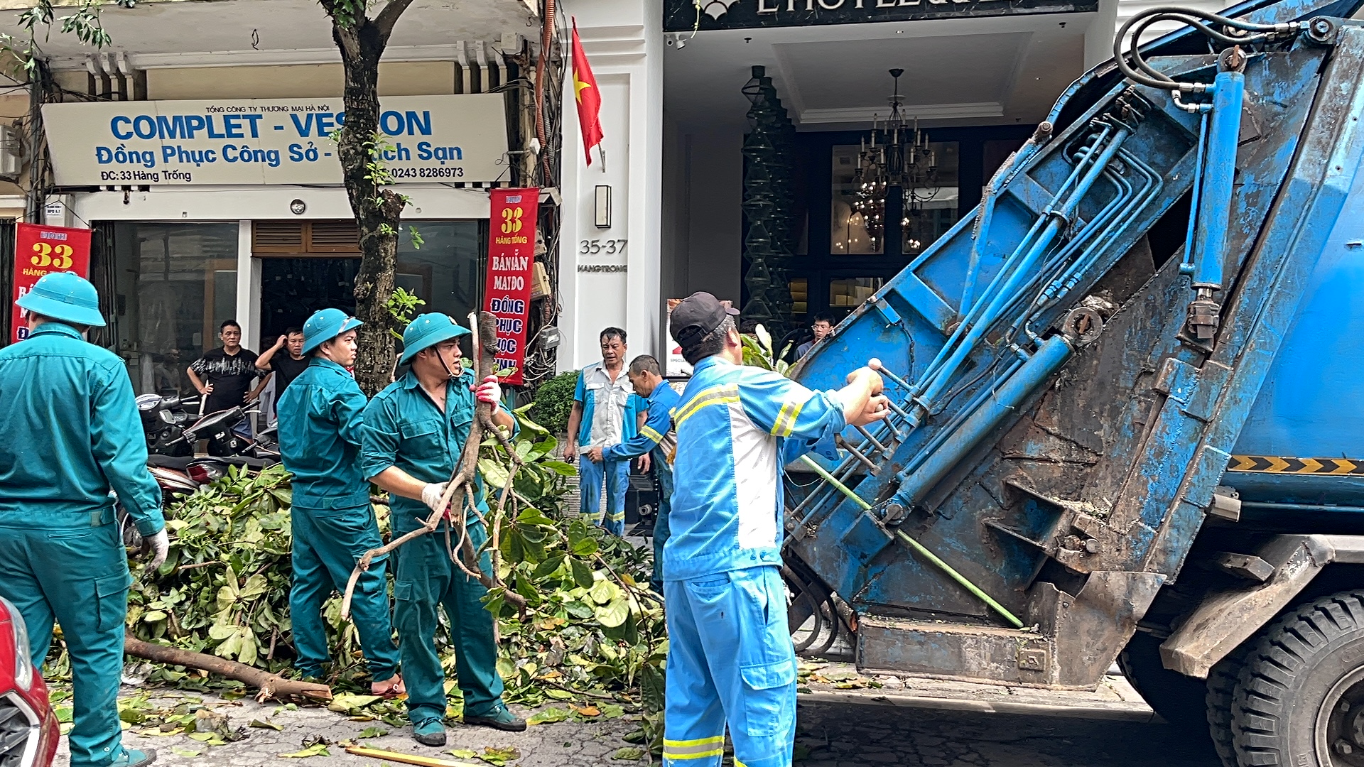VIDEO: Đ&agrave; Nẵng hỗ trợ H&agrave; Nội xử l&yacute; c&acirc;y xanh g&atilde;y đổ sau b&atilde;o số 3- Ảnh 11.