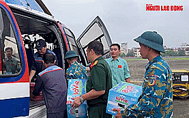 VIDEO: Trực thăng chuyển h&agrave;ng cứu trợ v&ugrave;ng lũ