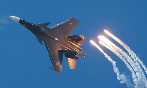 Ti&ecirc;m k&iacute;ch Su-30SM bắn ph&aacute;o s&aacute;ng chống t&ecirc;n lửa tầm nhiệt. Ảnh: Aviationist
