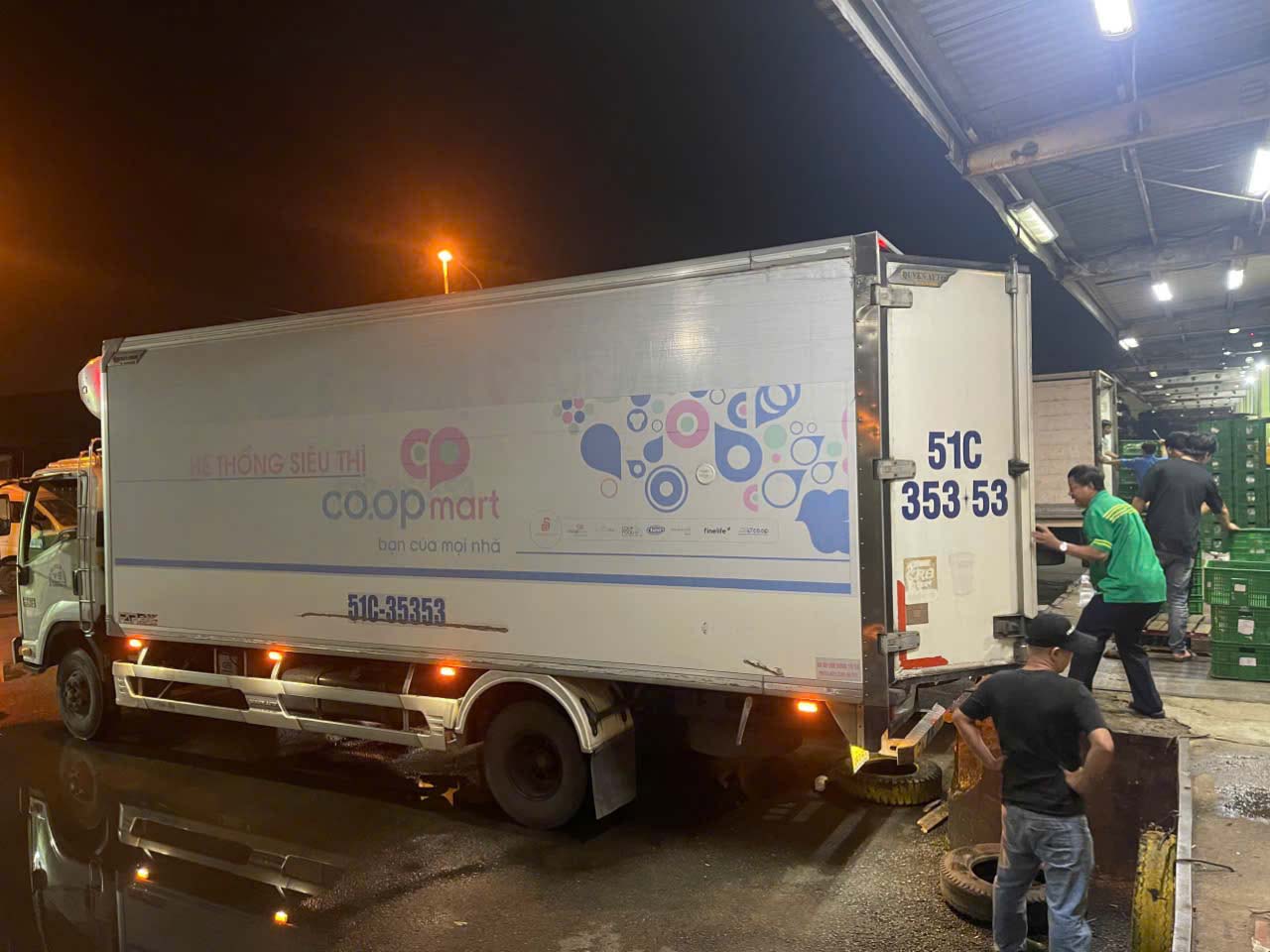 Saigon Co.op điều hướng khẩn cấp xe từ các trung tâm khác để phục vụ miền Bắc
