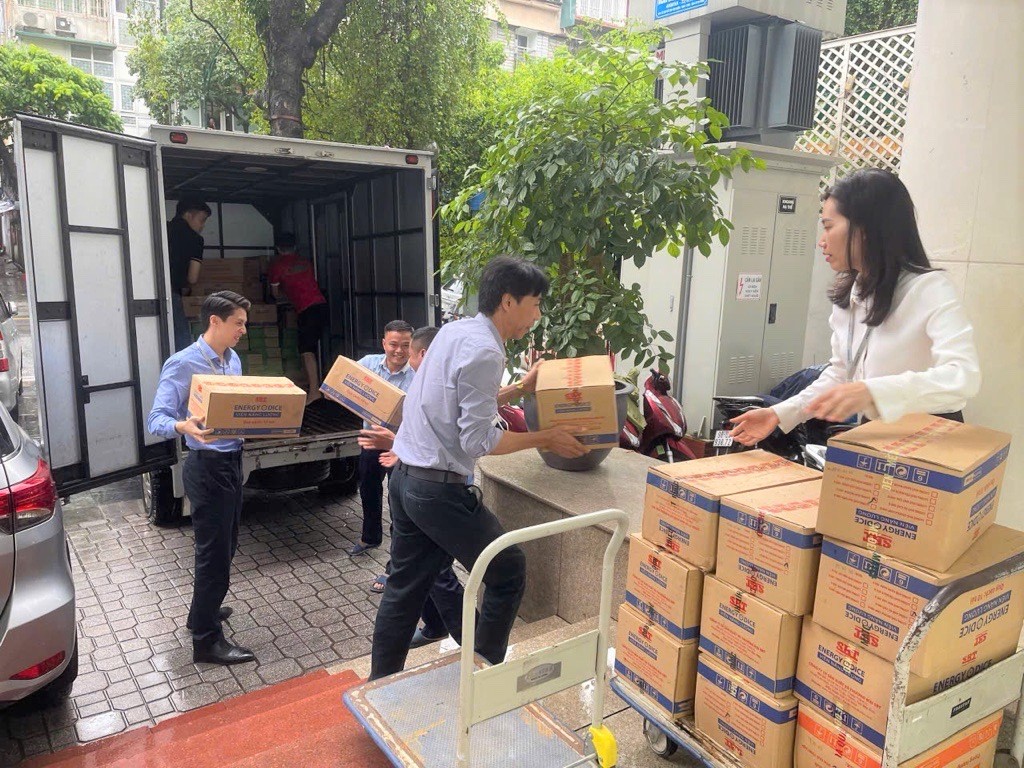 Eximbank chung tay ng&agrave;nh ng&acirc;n h&agrave;ng ủng hộ đồng b&agrave;o bị thiệt hại do b&atilde;o số 3- Ảnh 2.
