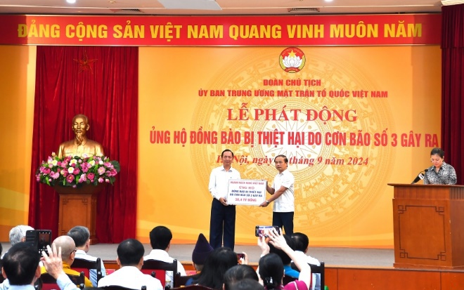Cán bộ nhân viên Vietcombank ủng hộ 1 ngày lương hỗ trợ đồng bào bị thiệt hại do bão số 3