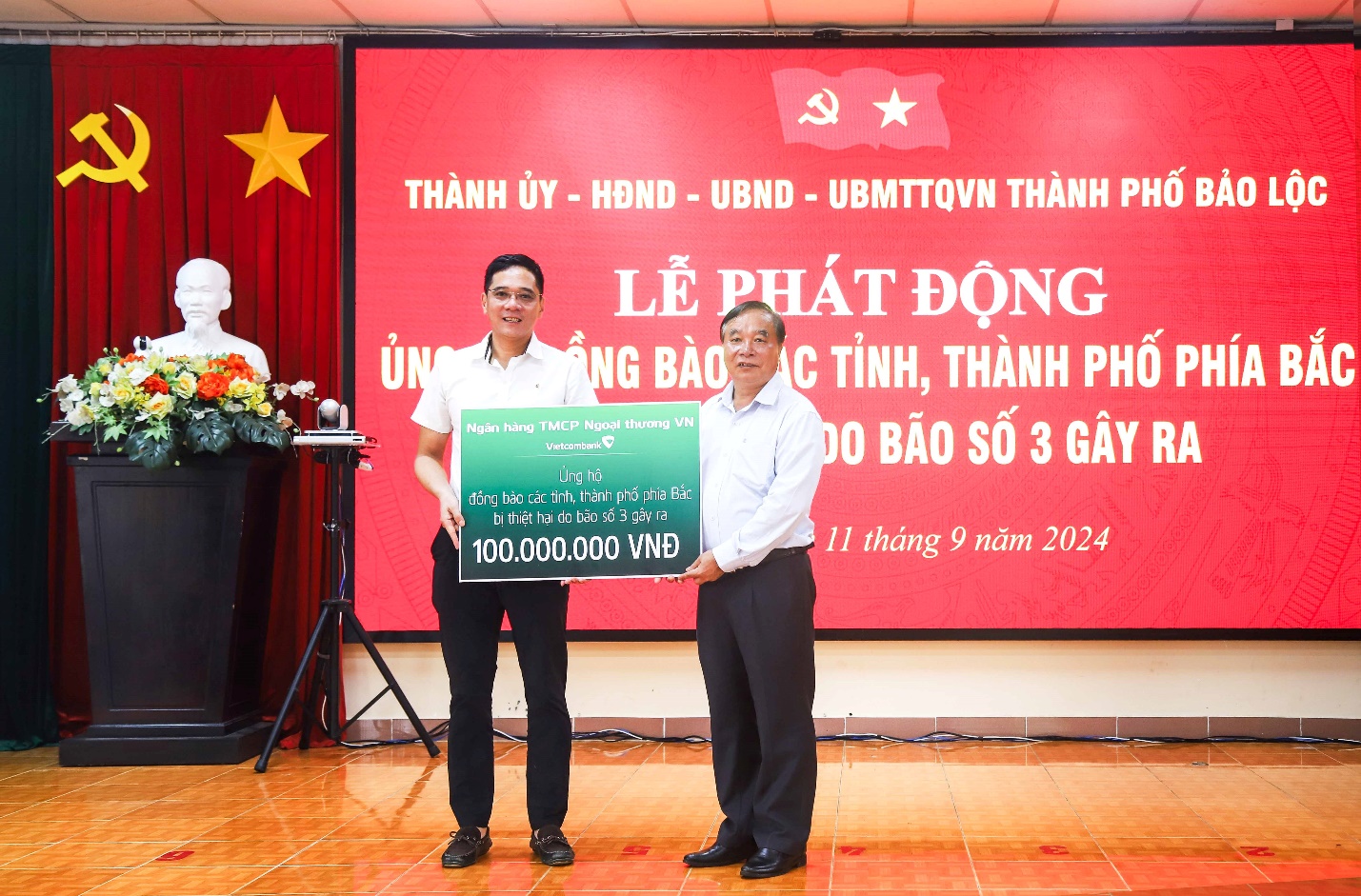 C&aacute;n bộ nh&acirc;n vi&ecirc;n Vietcombank ủng hộ 1 ng&agrave;y lương hỗ trợ đồng b&agrave;o bị thiệt hại do b&atilde;o số 3- Ảnh 2.