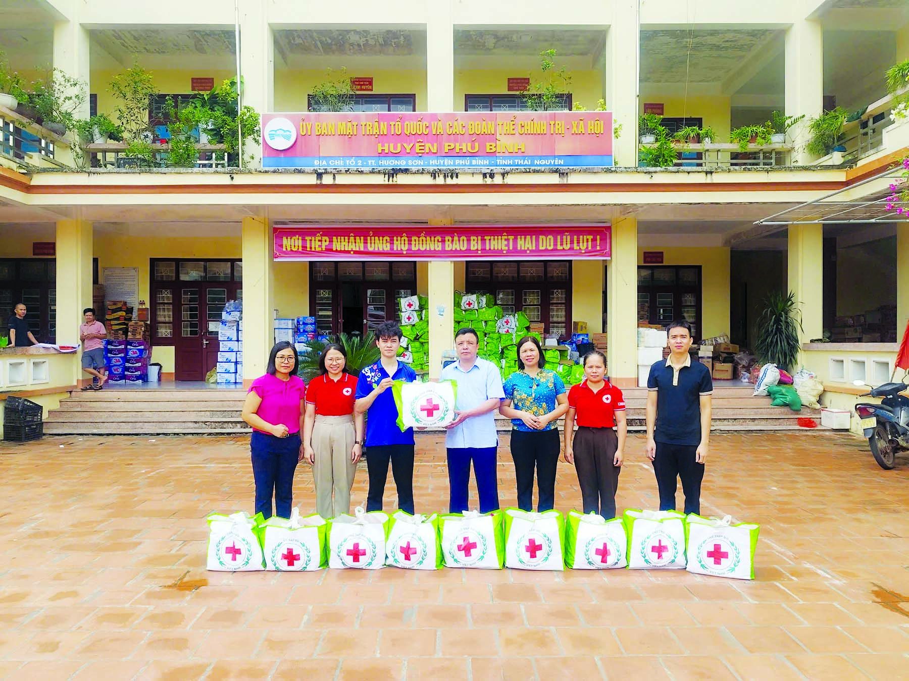 Co.opmart khu vực miền Bắc phối hợp cùng Trung ương Hội Chữ thập đỏ trao phần hỗ trợ nhu yếu phẩm cho người dân