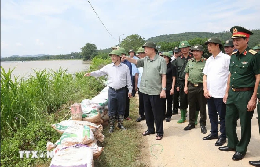 Tổng B&iacute; thư, Chủ tịch nước T&ocirc; L&acirc;m kiểm tra c&ocirc;ng t&aacute;c ph&ograve;ng chống, thăm hỏi nh&acirc;n d&acirc;n v&ugrave;ng lụt b&atilde;o- Ảnh 1.