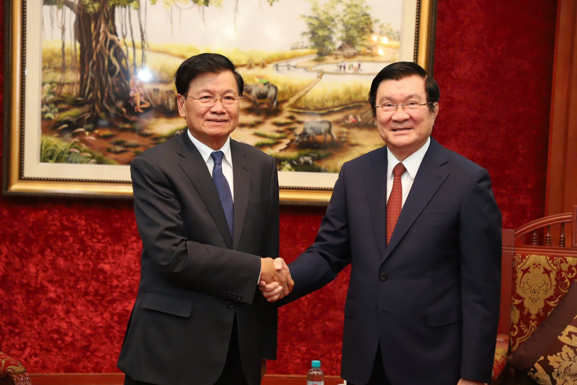 Tổng B&iacute; thư, Chủ tịch nước L&agrave;o Thongloun Sisoulith v&agrave; nguy&ecirc;n Chủ tịch nước Trương Tấn Sang. Ảnh: VGP