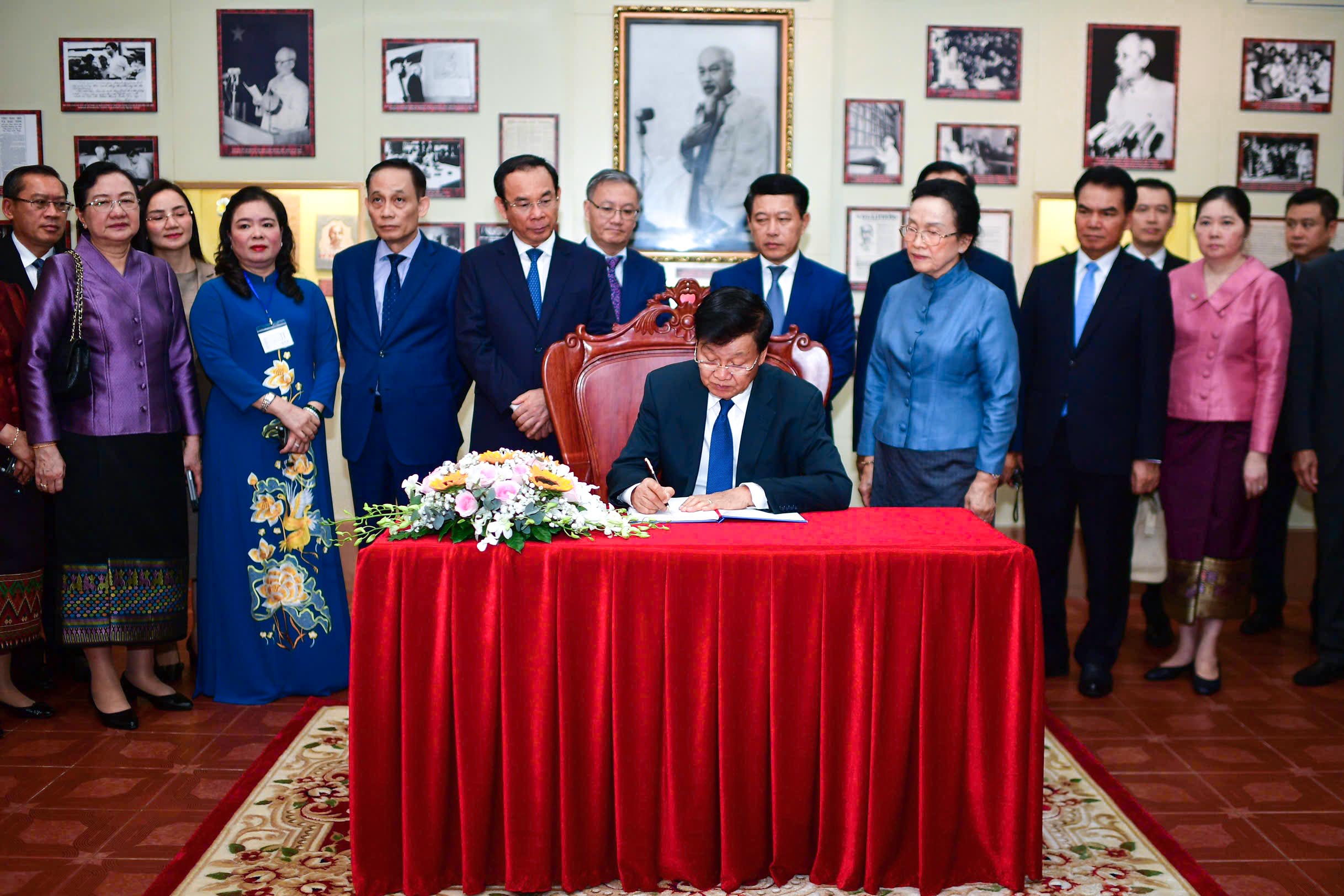 Tổng B&iacute; thư, Chủ tịch nước L&agrave;o gặp nguy&ecirc;n Chủ tịch nước Nguyễn Minh Triết v&agrave; nguy&ecirc;n Chủ tịch nước Trương Tấn Sang- Ảnh 7.