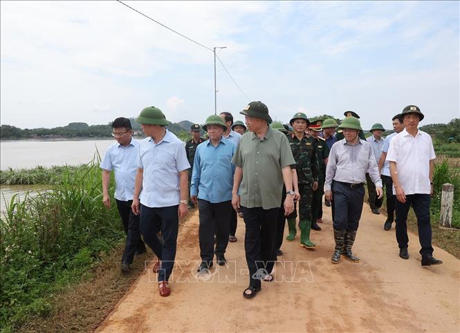 Tổng B&iacute; thư, Chủ tịch nước T&ocirc; L&acirc;m kiểm tra c&ocirc;ng t&aacute;c ph&ograve;ng chống, thăm hỏi nh&acirc;n d&acirc;n v&ugrave;ng lụt b&atilde;o- Ảnh 3.