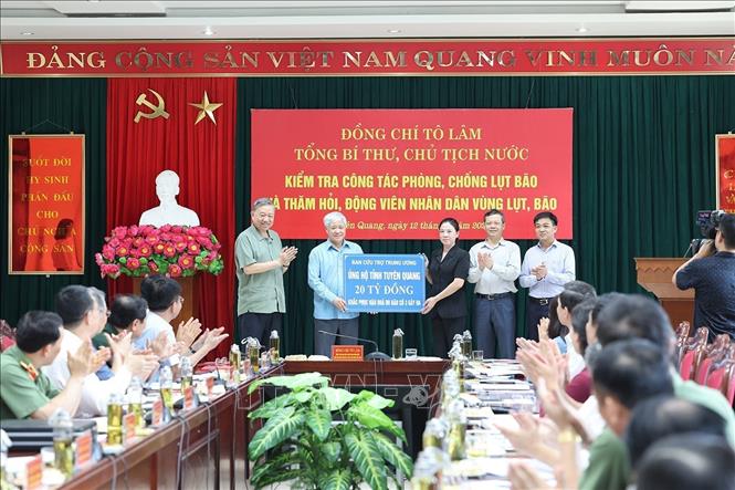 Tổng B&iacute; thư, Chủ tịch nước T&ocirc; L&acirc;m kiểm tra c&ocirc;ng t&aacute;c ph&ograve;ng chống, thăm hỏi nh&acirc;n d&acirc;n v&ugrave;ng lụt b&atilde;o- Ảnh 5.