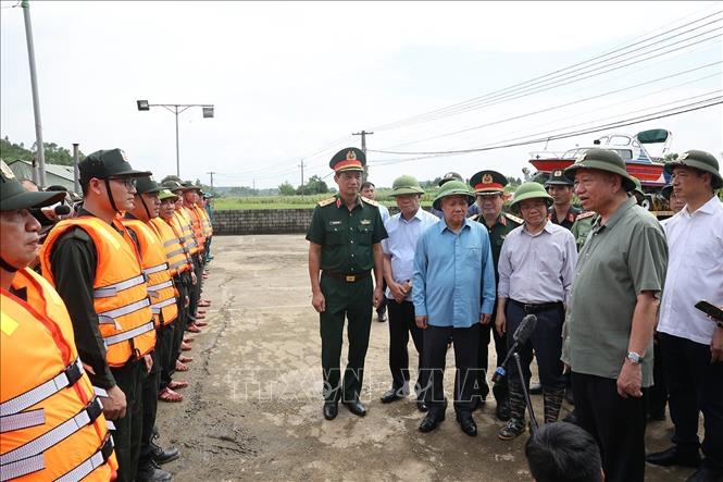 Tổng B&iacute; thư, Chủ tịch nước T&ocirc; L&acirc;m kiểm tra c&ocirc;ng t&aacute;c ph&ograve;ng chống, thăm hỏi nh&acirc;n d&acirc;n v&ugrave;ng lụt b&atilde;o- Ảnh 4.