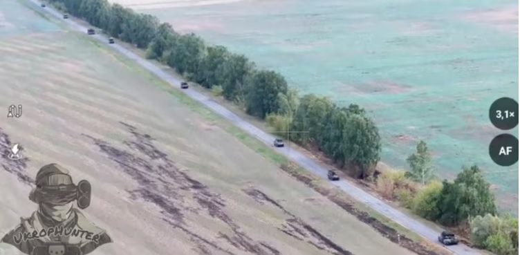 H&igrave;nh ảnh tr&iacute;ch từ video do một t&agrave;i khoản th&acirc;n Nga đăng tải cho thấy nhiều phương tiện đang lao về ph&iacute;a l&agrave;ng Snagost ở v&ugrave;ng Kursk của Nga v&agrave;o ng&agrave;y 10-9. Ảnh: ABC News