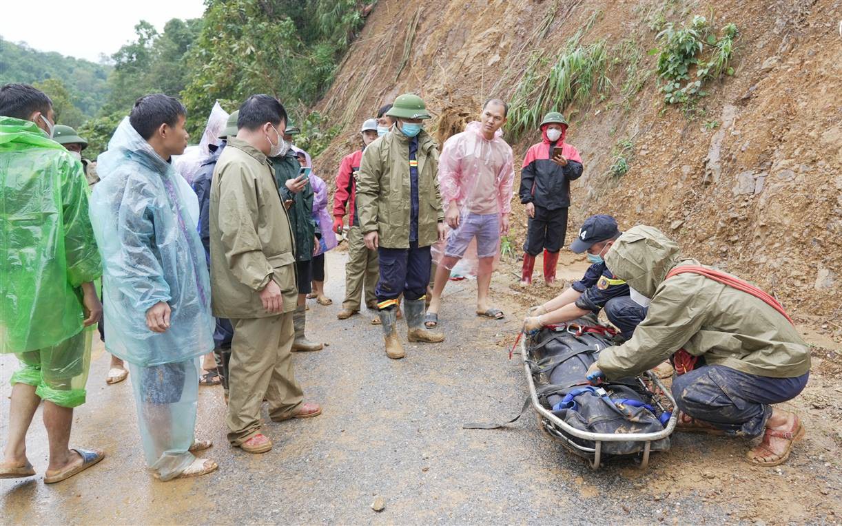 Vụ sạt lở đẩy xe kh&aacute;ch, nhiều &ocirc;t&ocirc; con xuống suối: T&igrave;m thấy thi thể 26 nạn nh&acirc;n