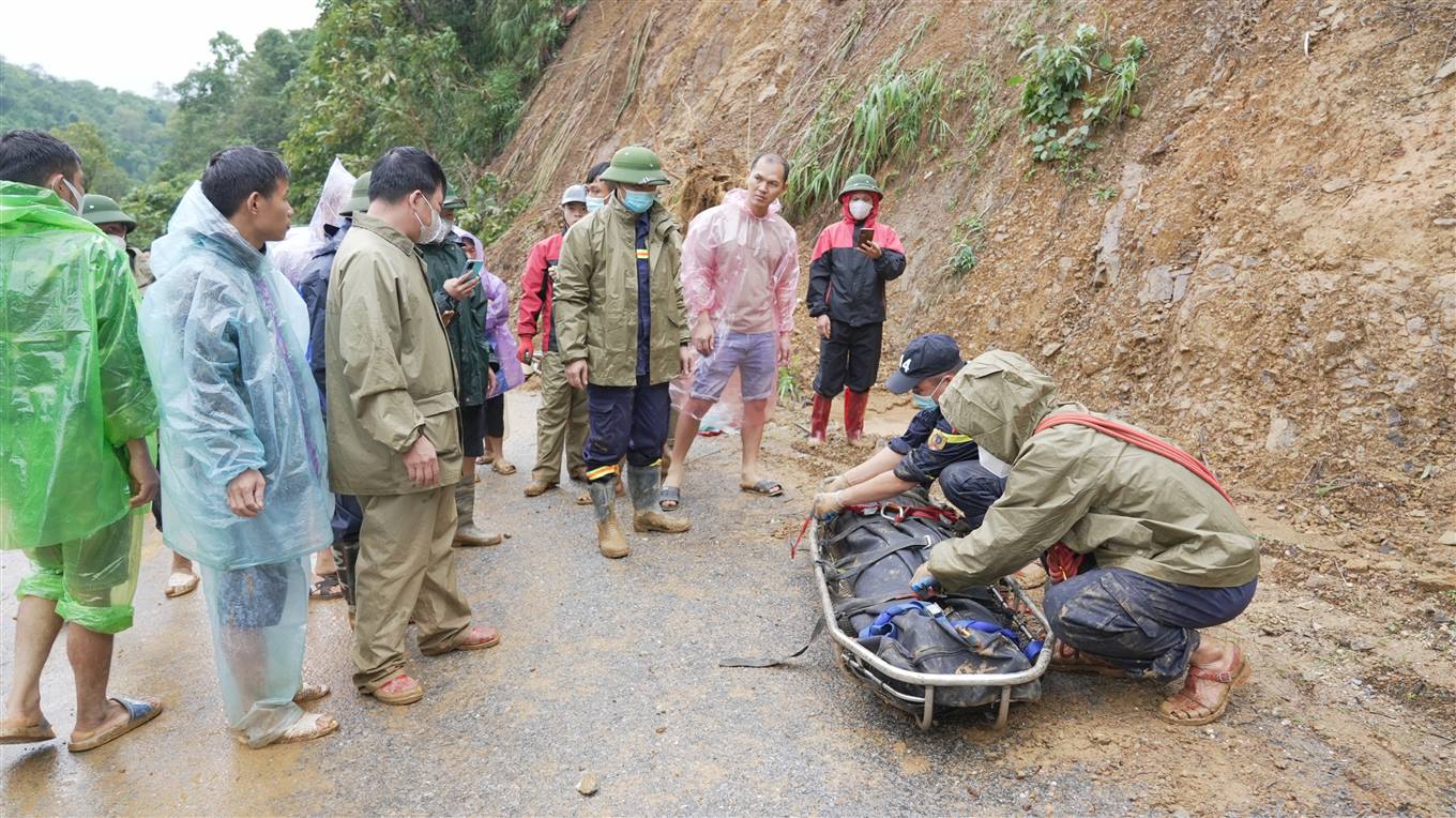 Vụ sạt lở đẩy xe kh&aacute;ch, nhiều &ocirc;t&ocirc; con xuống suối: T&igrave;m thấy thi thể 26 nạn nh&acirc;n- Ảnh 1.