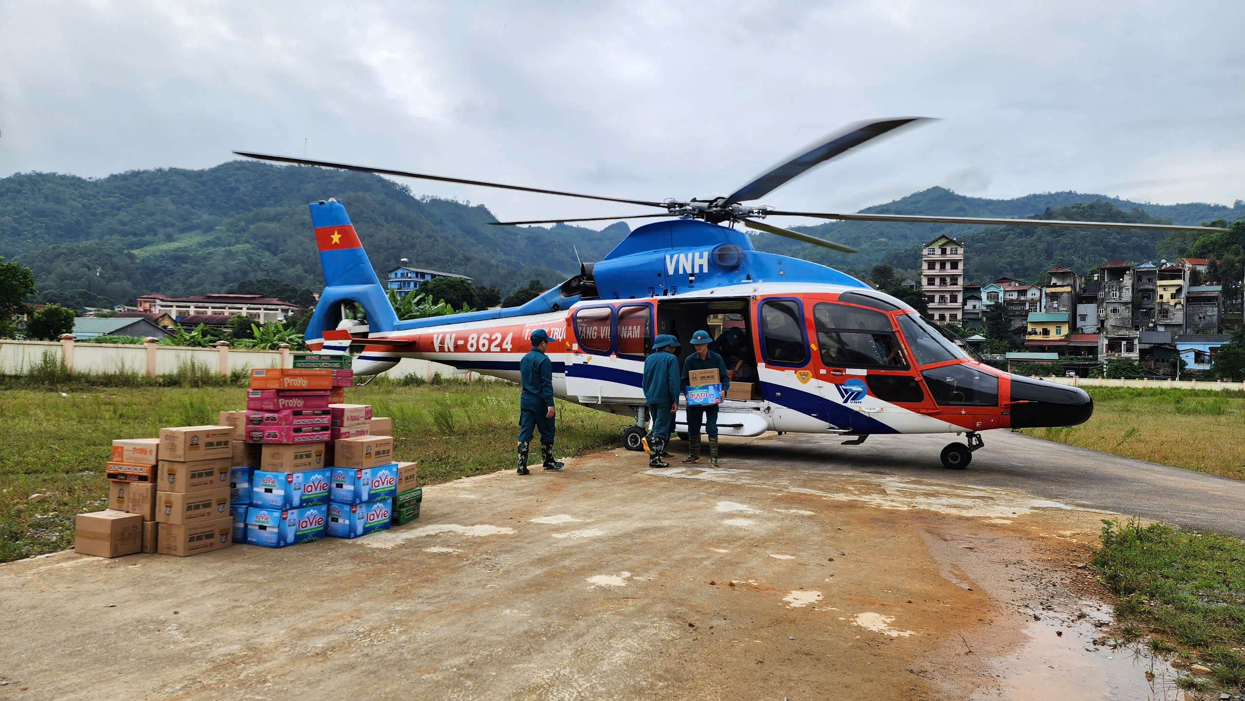 VIDEO: Trực thăng chuyển h&agrave;ng cứu trợ v&ugrave;ng lũ- Ảnh 7.