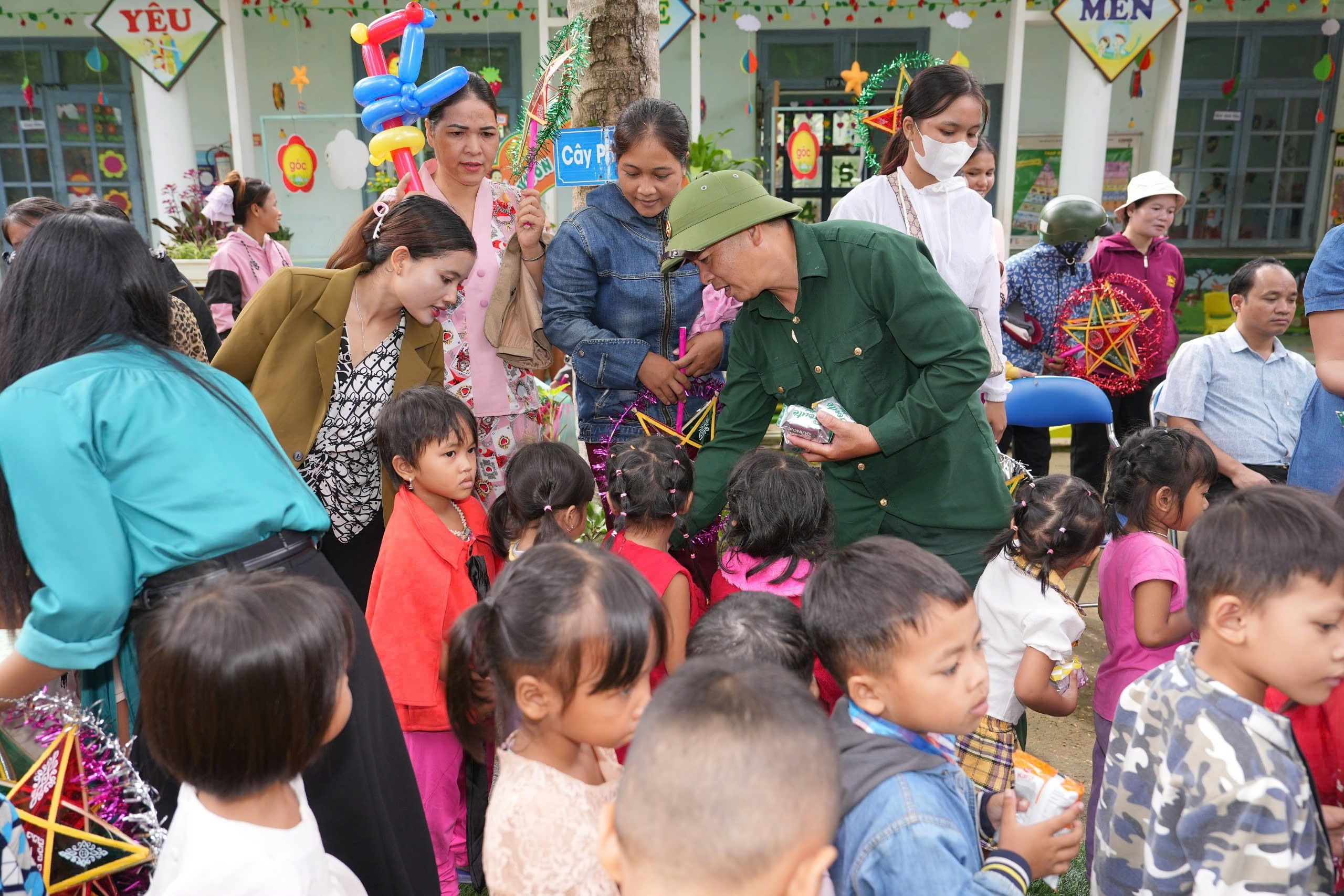 Tết Trung thu đến sớm với trẻ em v&ugrave;ng cao Quảng Nam- Ảnh 2.