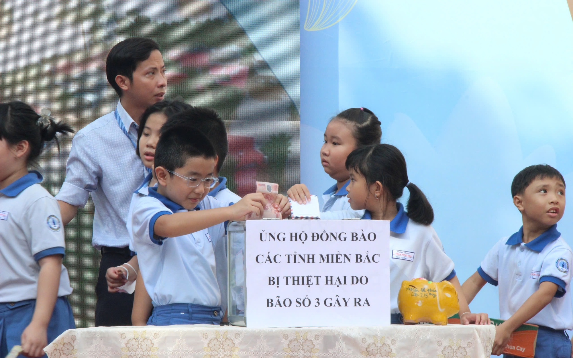Học sinh tiểu học ở TP HCM bật khóc khi thấy cảnh mưa lũ miền Bắc