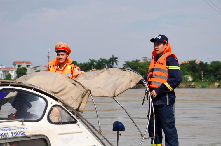 T&igrave;m kiếm nạn nh&acirc;n mất t&iacute;ch trong vụ sập cầu Phong Ch&acirc;u, chuẩn bị lắp cầu phao- Ảnh 2.