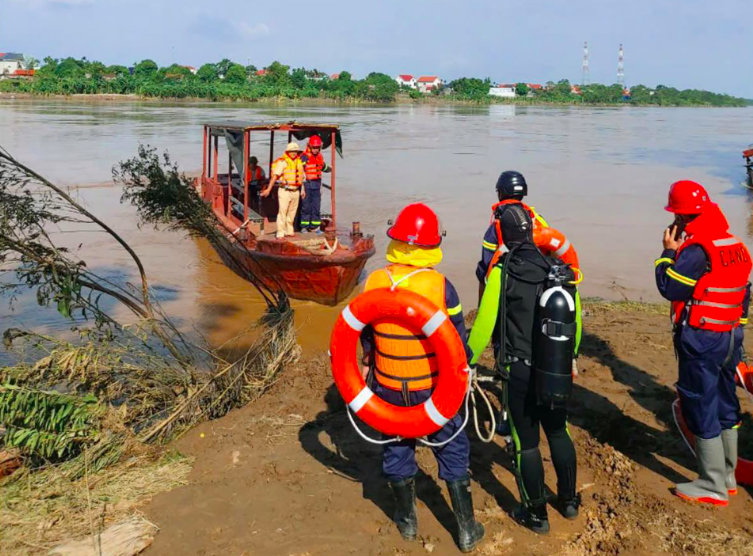 T&igrave;m kiếm nạn nh&acirc;n mất t&iacute;ch trong vụ sập cầu Phong Ch&acirc;u, chuẩn bị lắp cầu phao- Ảnh 1.