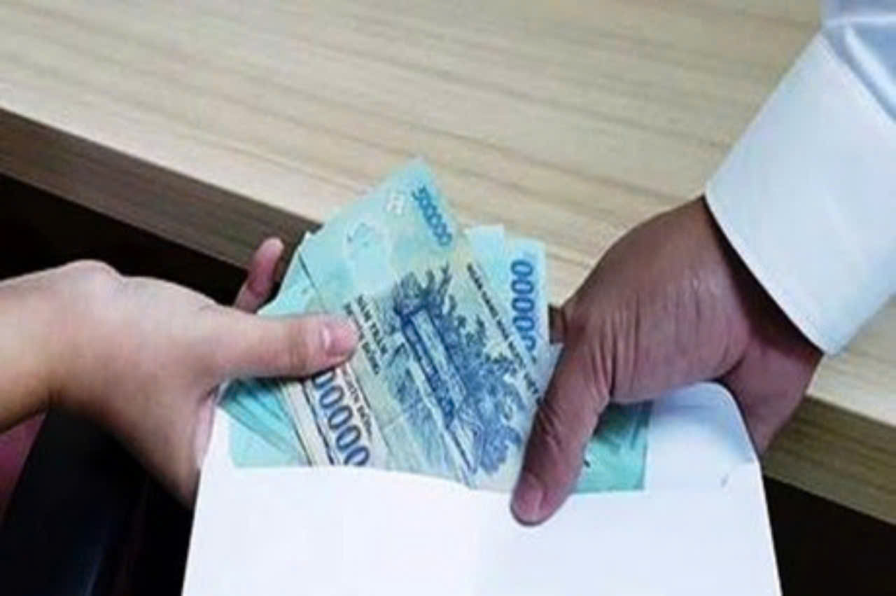 Cựu ch&aacute;nh t&ograve;a v&agrave; 1 thẩm ph&aacute;n ở Ki&ecirc;n Giang bị bắt v&igrave; nhận hối lộ- Ảnh 1.