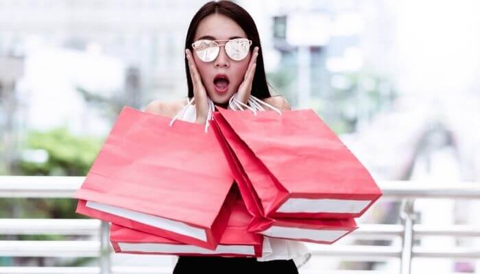Cự Giải c&oacute; thể chi ti&ecirc;u kh&ocirc;ng cần thiết. Ảnh: livinglowkey.com
