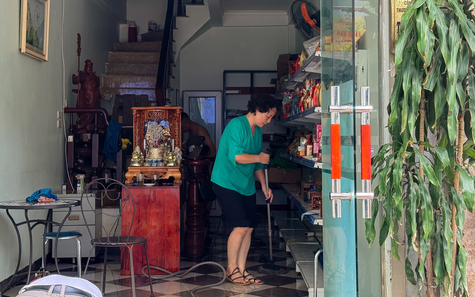 Cận cảnh người dân Hà Nội hối hả dọn dẹp sau khi nước sông Hồng rút