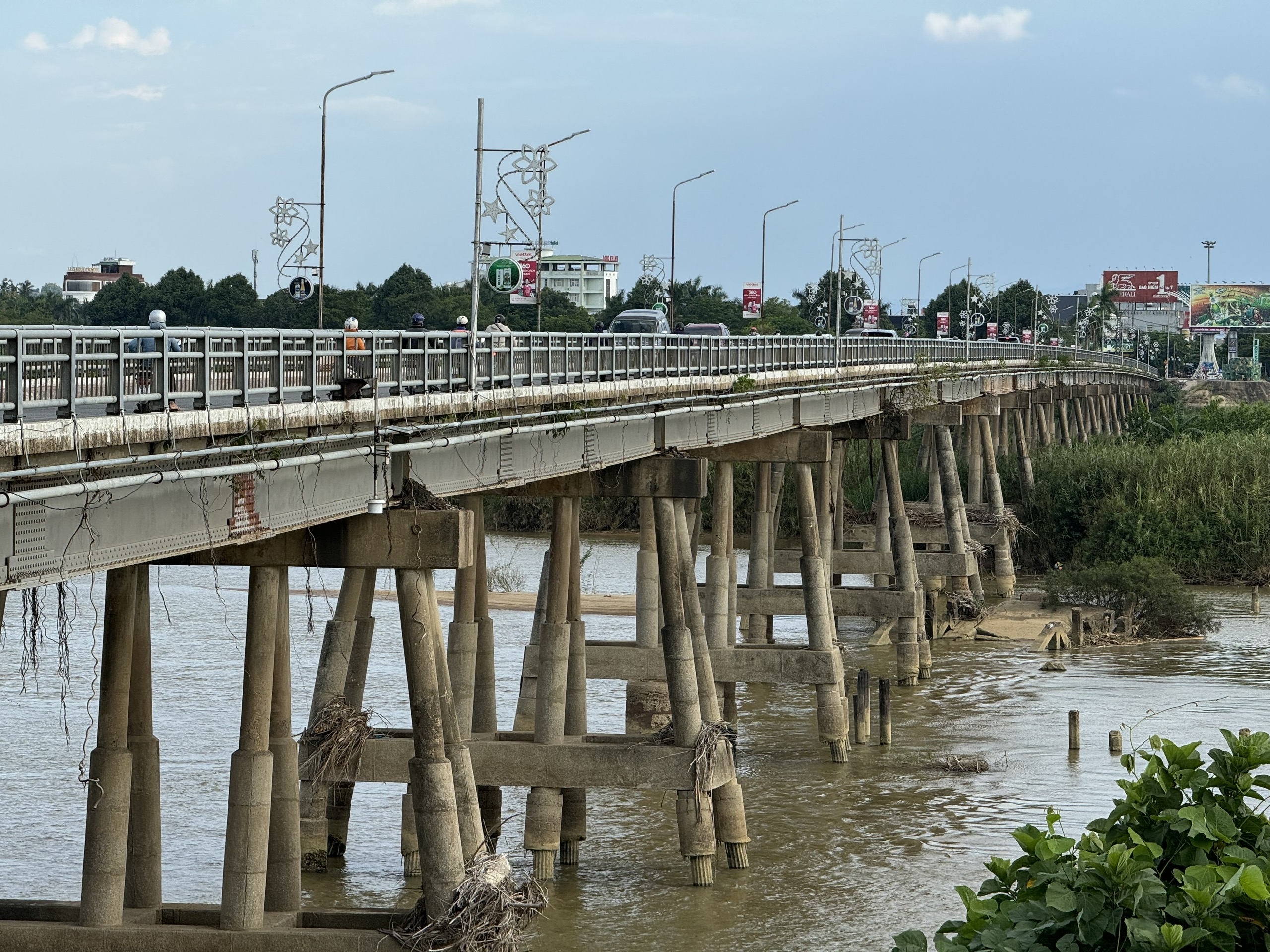 Người d&acirc;n bất an khi qua Cầu Tr&agrave; Kh&uacute;c 1, Gi&aacute;m đốc Sở GTVT Quảng Ng&atilde;i l&ecirc;n tiếng- Ảnh 1.