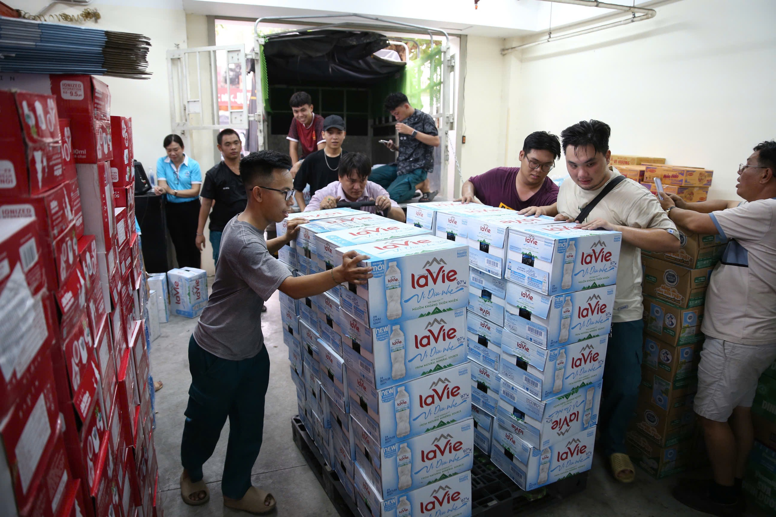 Người d&acirc;n TP HCM ủng hộ hơn 30 tấn h&agrave;ng h&oacute;a cứu trợ đồng b&agrave;o bị b&atilde;o, lũ ph&iacute;a Bắc- Ảnh 1.