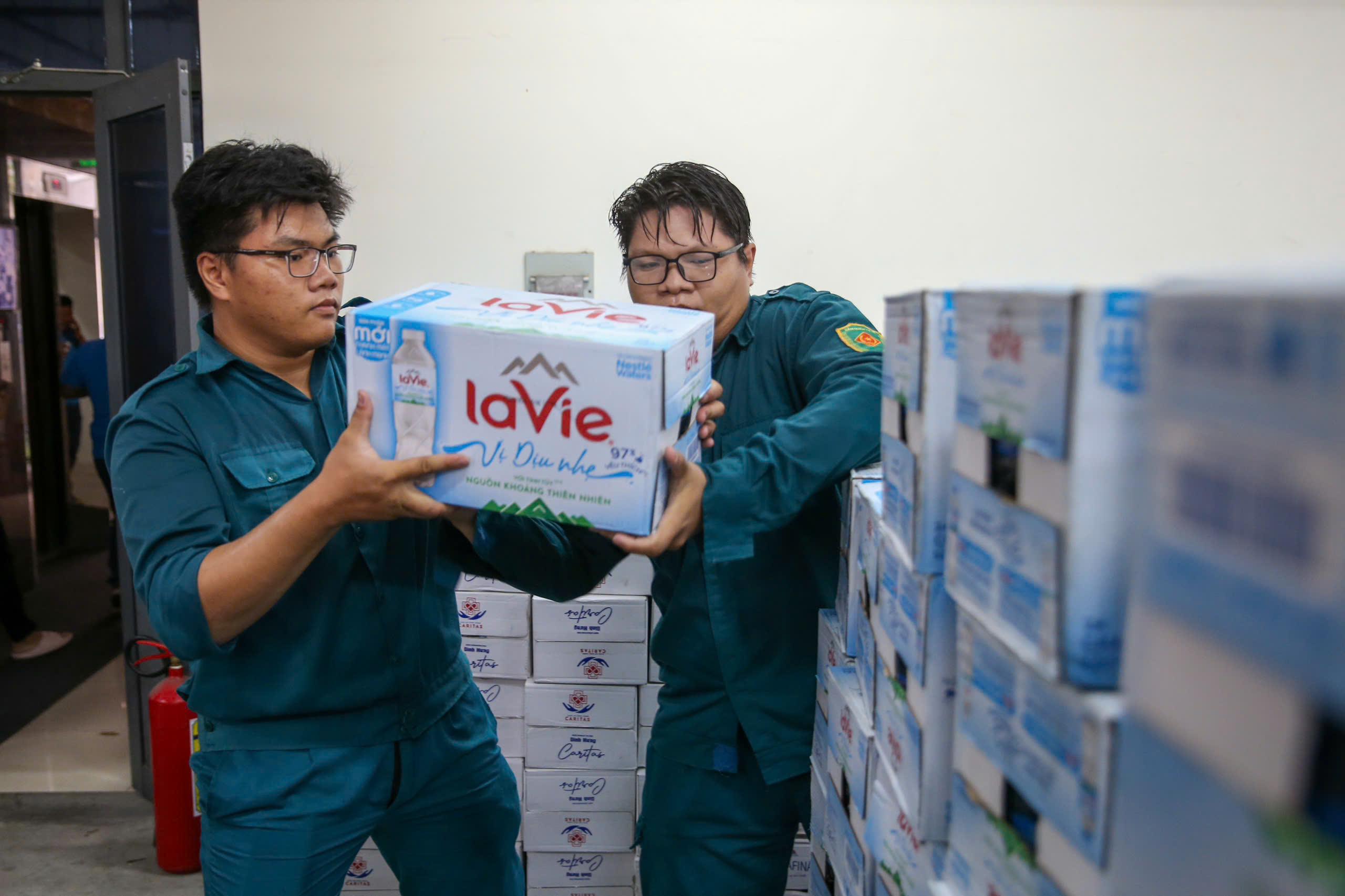 Người d&acirc;n TP HCM ủng hộ hơn 30 tấn h&agrave;ng h&oacute;a cứu trợ đồng b&agrave;o bị b&atilde;o, lũ ph&iacute;a Bắc- Ảnh 5.