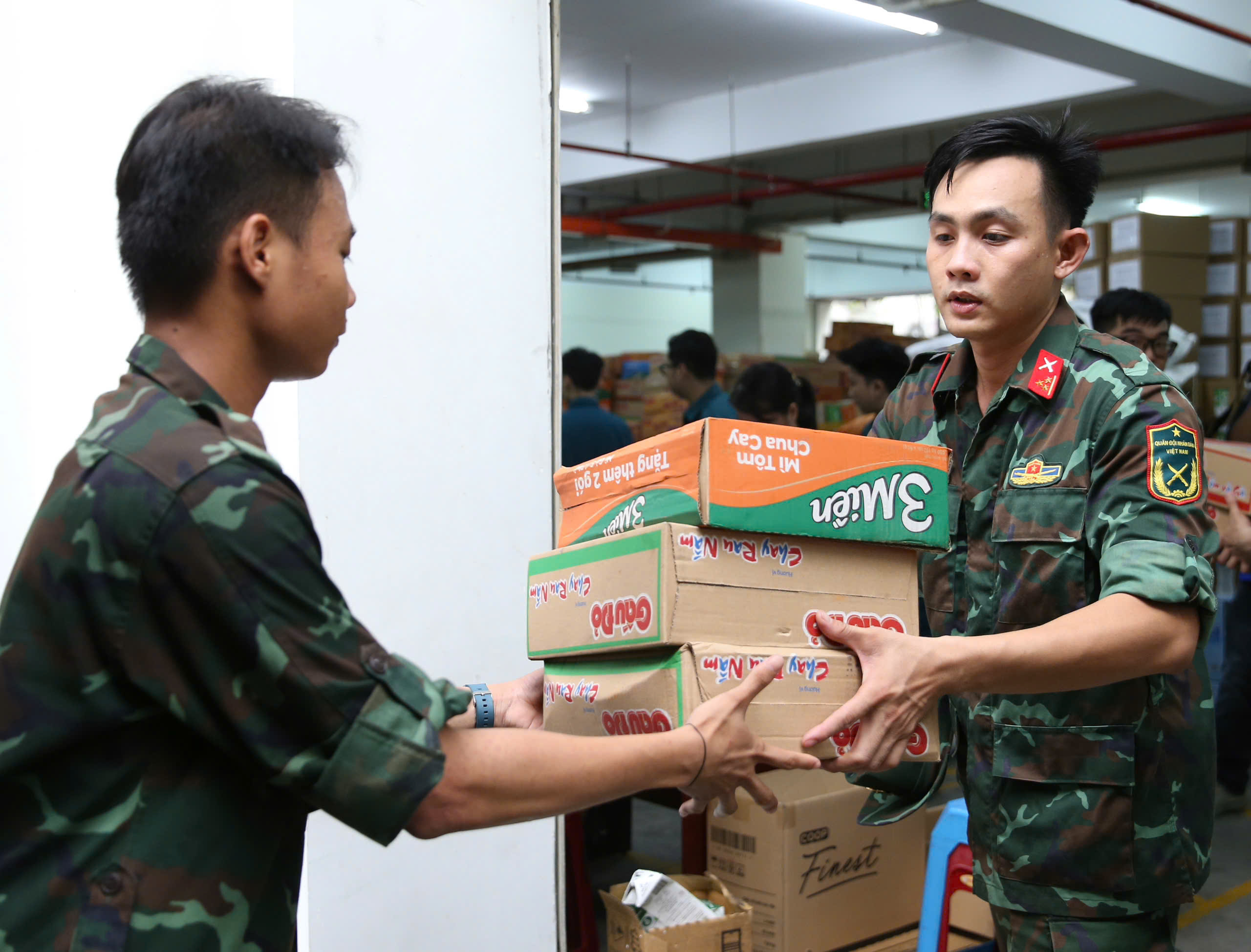 Người d&acirc;n TP HCM ủng hộ hơn 30 tấn h&agrave;ng h&oacute;a cứu trợ đồng b&agrave;o bị b&atilde;o, lũ ph&iacute;a Bắc- Ảnh 4.