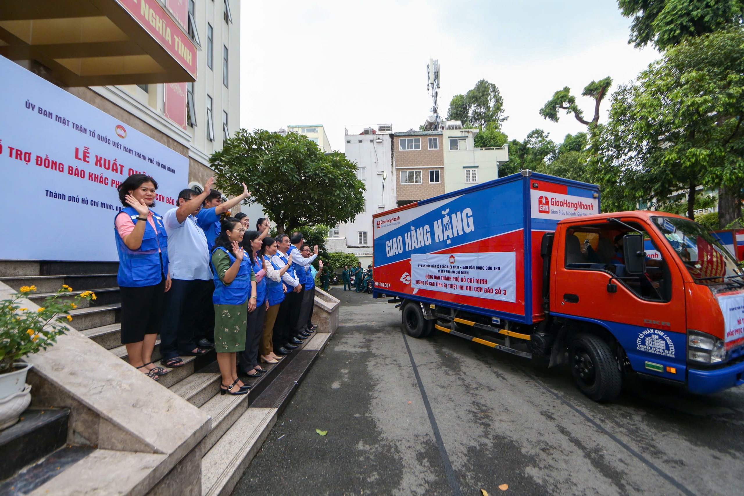 Người d&acirc;n TP HCM ủng hộ hơn 30 tấn h&agrave;ng h&oacute;a cứu trợ đồng b&agrave;o bị b&atilde;o, lũ ph&iacute;a Bắc- Ảnh 13.