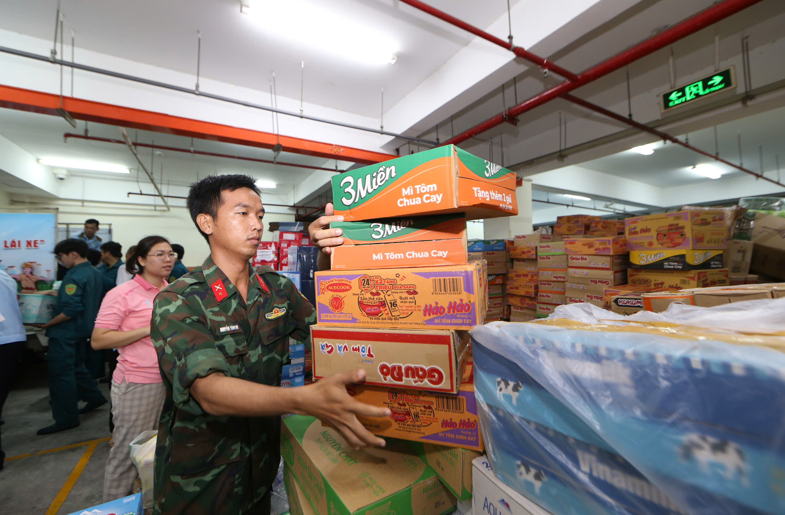 Người d&acirc;n TP HCM ủng hộ hơn 30 tấn h&agrave;ng h&oacute;a cứu trợ đồng b&agrave;o bị b&atilde;o, lũ ph&iacute;a Bắc- Ảnh 11.