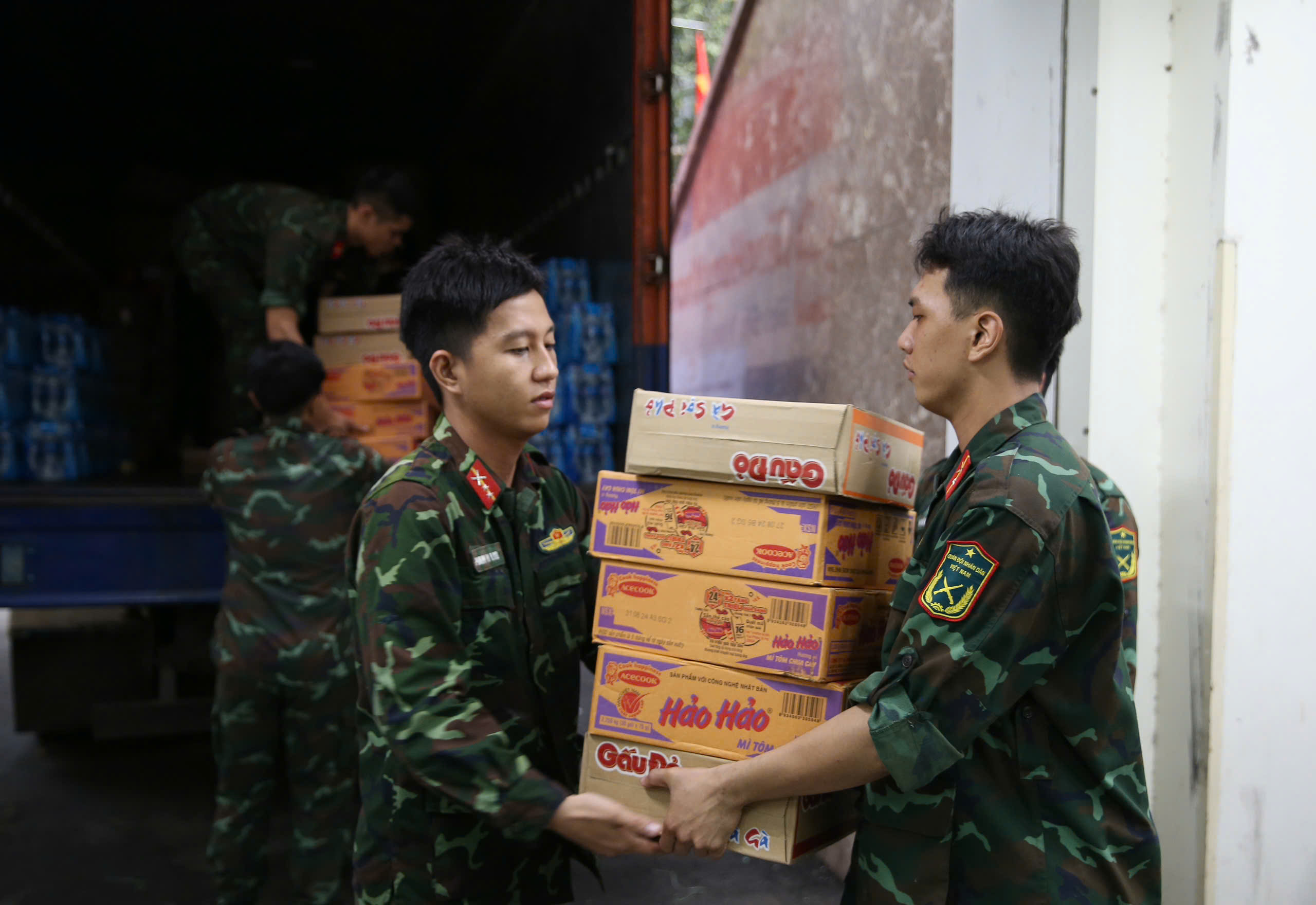 Người d&acirc;n TP HCM ủng hộ hơn 30 tấn h&agrave;ng h&oacute;a cứu trợ đồng b&agrave;o bị b&atilde;o, lũ ph&iacute;a Bắc- Ảnh 10.