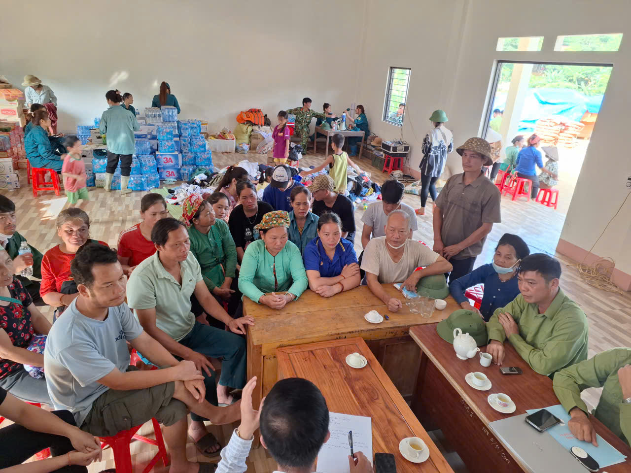 L&atilde;nh đạo huyện Bảo Y&ecirc;n họp b&agrave;n, xin &yacute; kiến với b&agrave; con th&ocirc;n L&agrave;ng Nủ về việc l&agrave;m nh&agrave; t&aacute;i định cư Ảnh: VĂN DUẨN