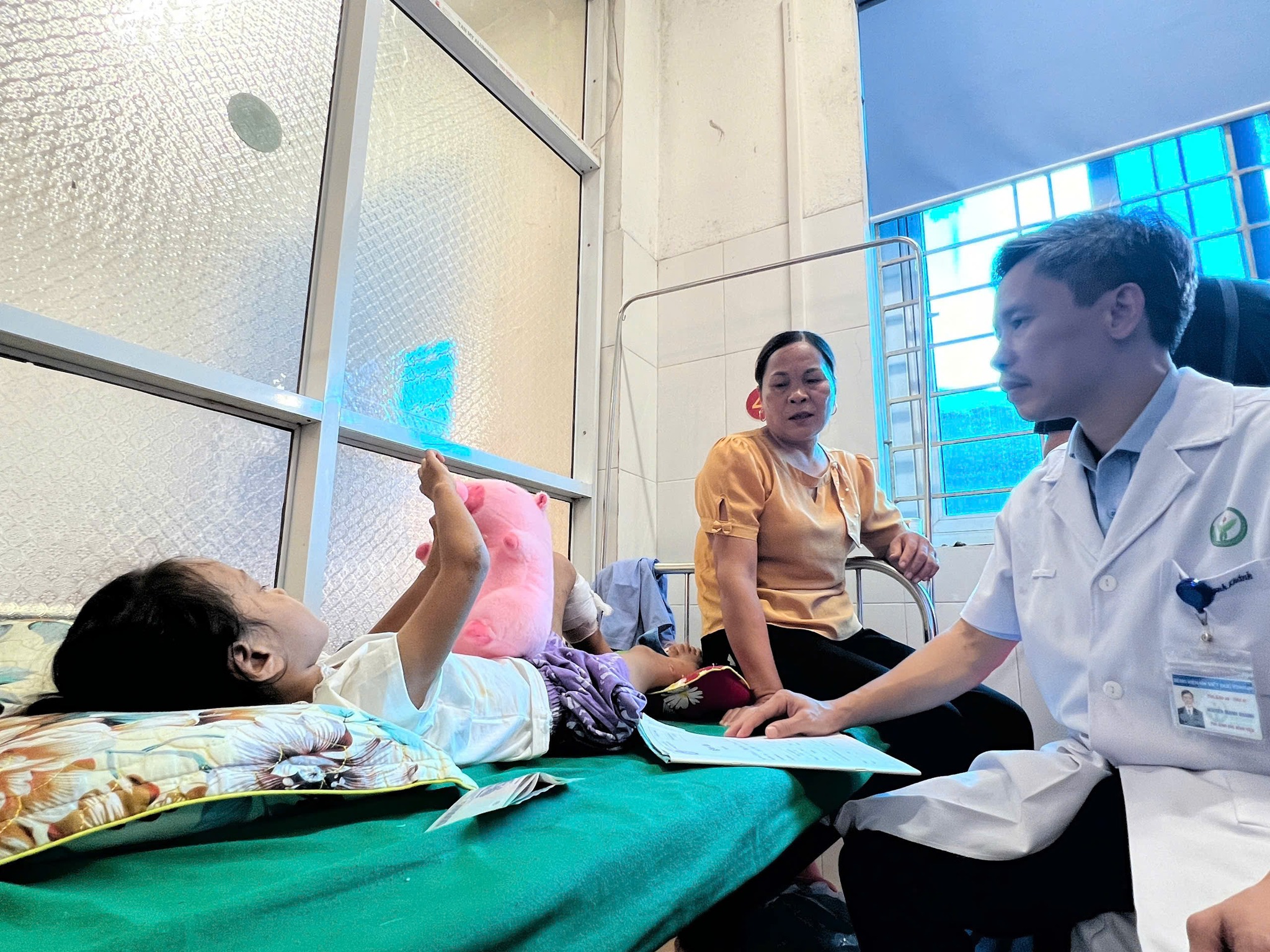 Diễn biến mới nhất sức khoẻ nạn nh&acirc;n vụ lũ qu&eacute;t ở L&agrave;ng Nủ- Ảnh 4.