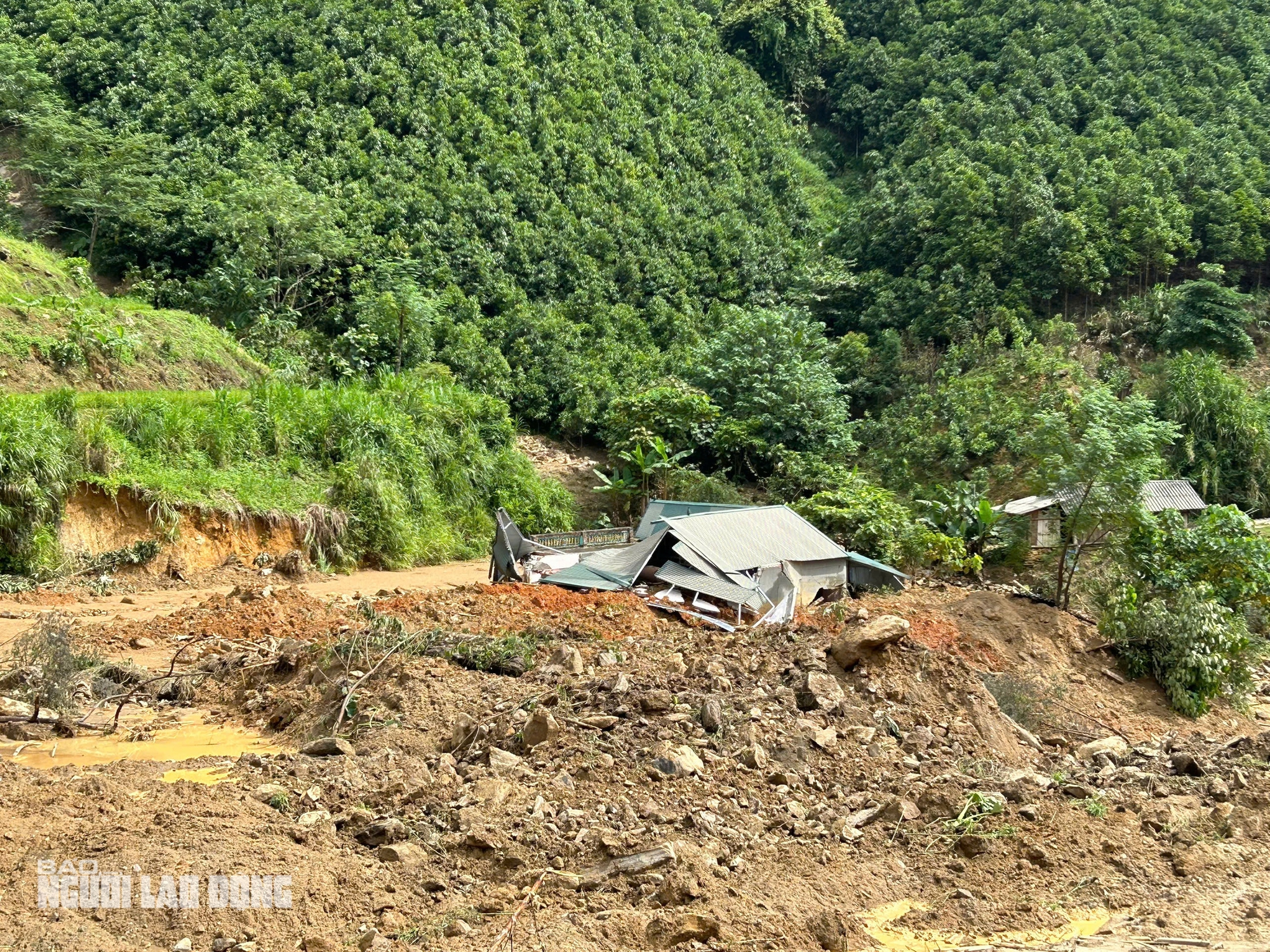Tường tr&igrave;nh tại hiện trường vụ sạt lở "xo&aacute; sổ" 8 căn nh&agrave;, 18 người chết v&agrave; mất t&iacute;ch- Ảnh 9.
