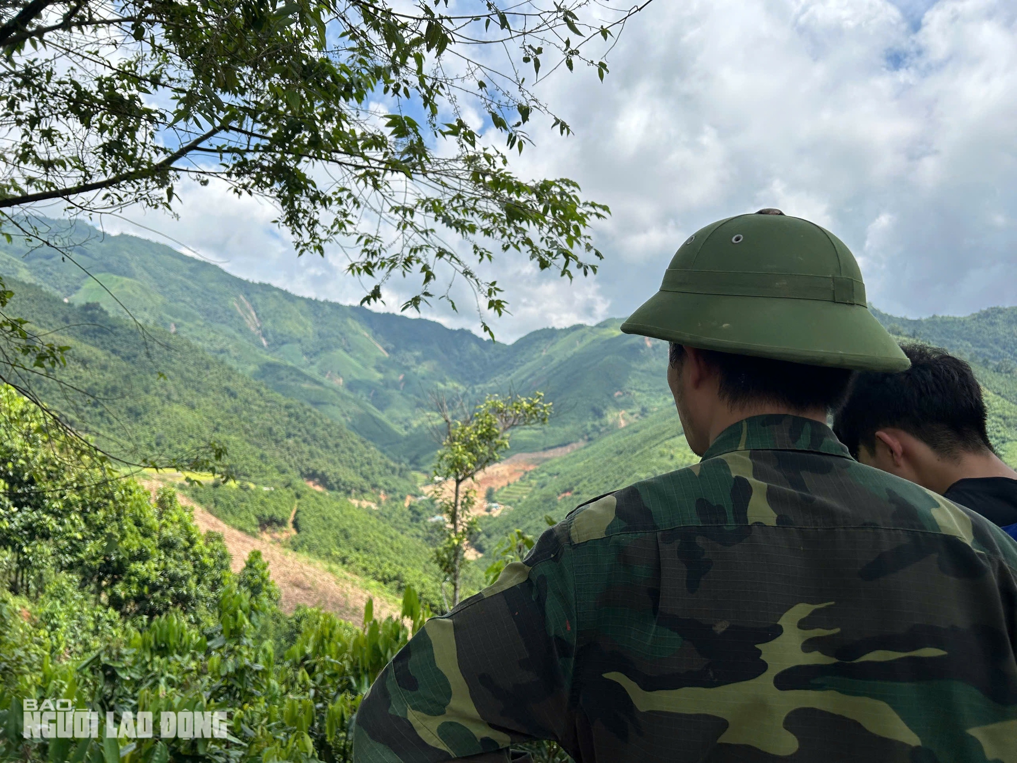 Tường tr&igrave;nh tại hiện trường vụ sạt lở "xo&aacute; sổ" 8 căn nh&agrave;, 18 người chết v&agrave; mất t&iacute;ch- Ảnh 10.
