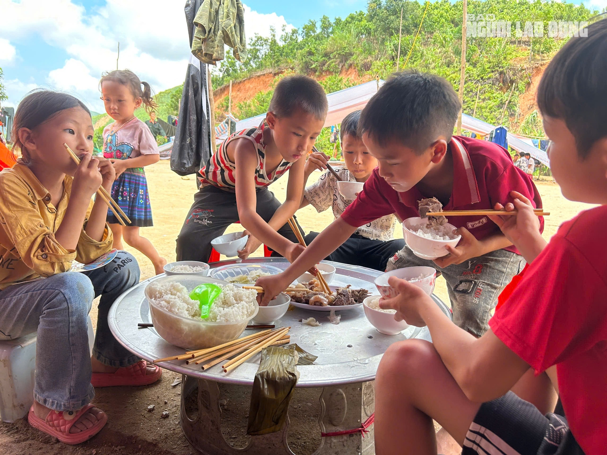 Tường tr&igrave;nh tại hiện trường vụ sạt lở "xo&aacute; sổ" 8 căn nh&agrave;, 18 người chết v&agrave; mất t&iacute;ch- Ảnh 11.