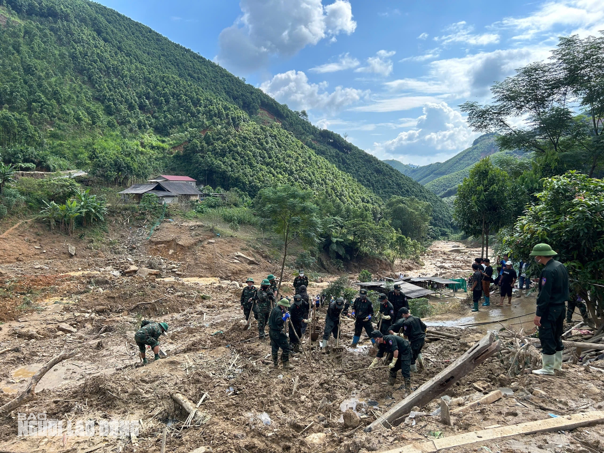 Tường tr&igrave;nh tại hiện trường vụ sạt lở "xo&aacute; sổ" 8 căn nh&agrave;, 18 người chết v&agrave; mất t&iacute;ch- Ảnh 12.