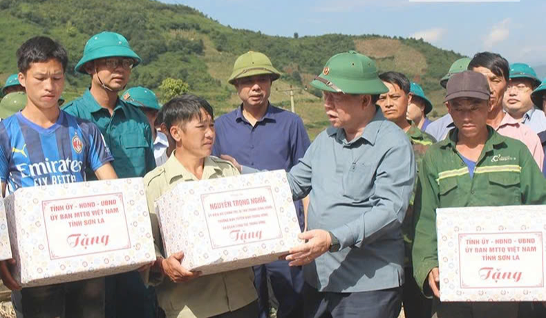 Trưởng Ban Tuy&ecirc;n gi&aacute;o Trung ương thăm hỏi, động vi&ecirc;n người d&acirc;n v&ugrave;ng lũ Sơn La- Ảnh 3.